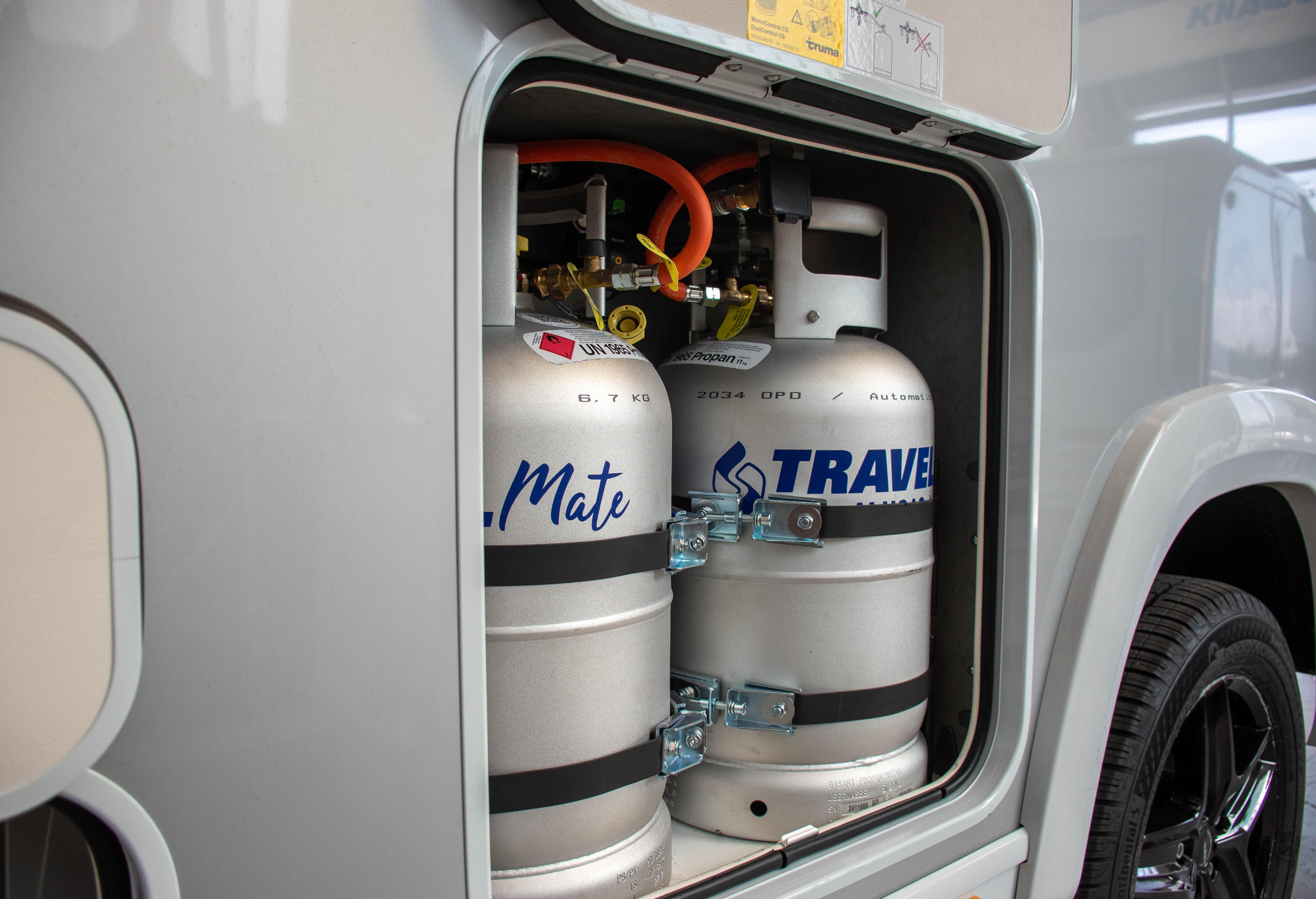 Gasflaschen im Wohnmobil sicher verstaut, ideal für Camper-Touren. Gasprüfungen direkt bei uns möglich